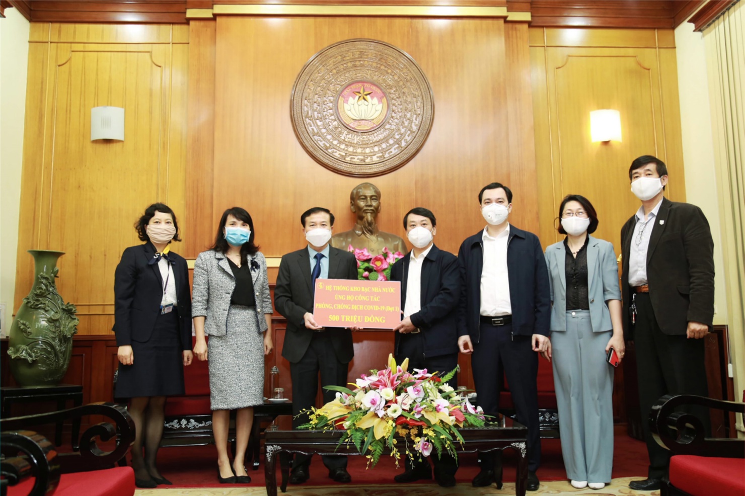 Đại diện cho hơn 14 nghìn cán bộ, công chức hệ thống KBNN, Phó Tổng Giám đốc - Nguyễn Quang Vinh trao tặng số tiền ủng hộ đợt 1 cho đại diện Uỷ ban Trung ương MTTQ Việt Nam