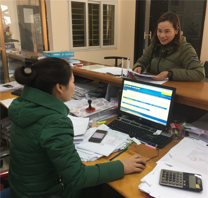 Giao dịch viên KBNN Sa Pa (KBNN Lào Cai) tiếp nhận hồ sơ qua hệ thống dịch vụ công trực tuyến.