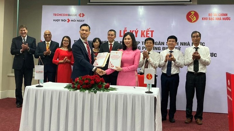 Đại diện hai bên KBNN và Techcombank ký kết thỏa thuận hợp tác song phương.