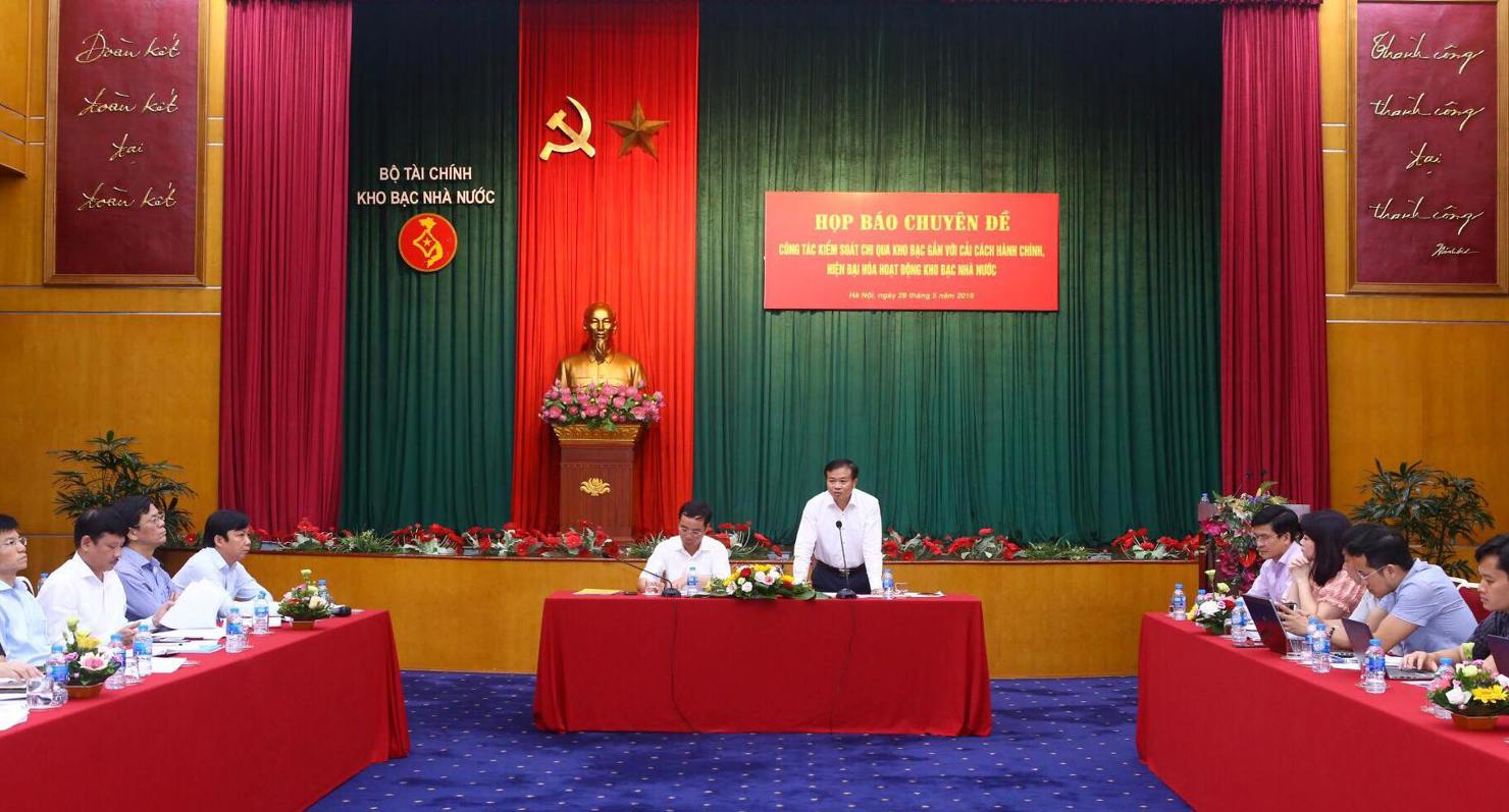 Phó Tổng Giám đốc KBNN - Nguyễn Quang Vinh phát biểu tại buổi họp báo chuyên đề ngày 28/5