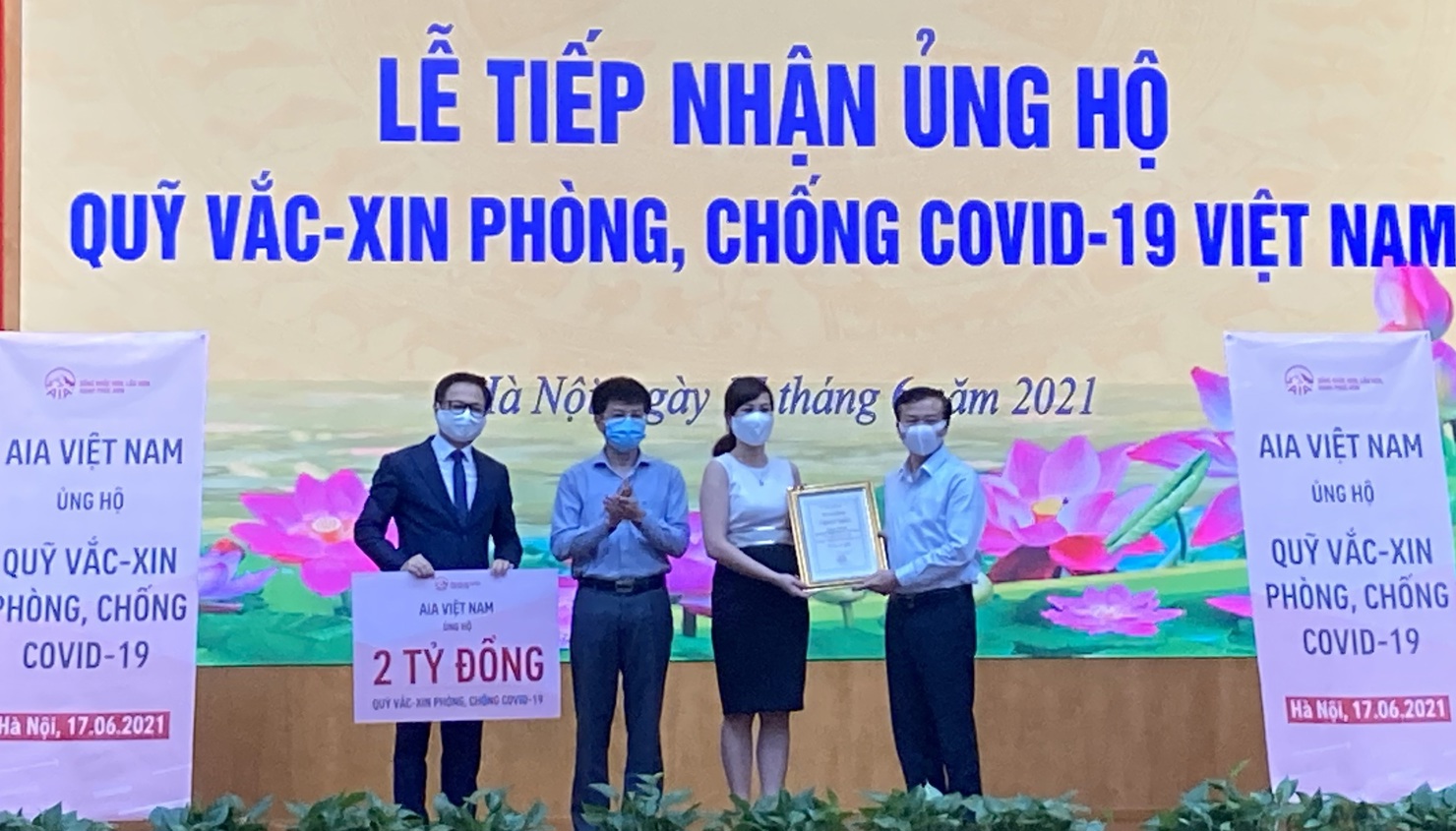 Đại diện Công ty TNHH Bảo hiểm Nhân thọ AIA Việt Nam ủng hộ Quỹ Vắc xin phòng, chống Covid-19.