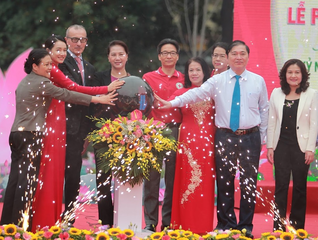 Ủy viên Bộ Chính trị, Chủ tịch Quốc hội Nguyễn Thị Kim Ngân, Phó Thủ tướng Vũ Đức Đam, cùng các đại biểu đã thực hiện nghi thức bấm nút phát động "Tháng Nhân đạo" năm 2019