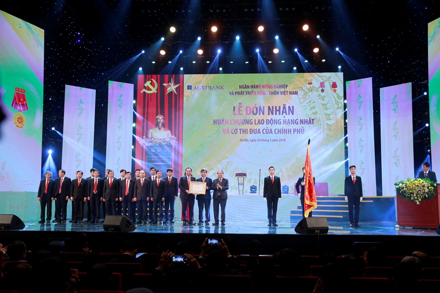 Với những thành tích đạt được, Thủ tướng Chính phủ đã trao tặng Huân chương lao động hạng nhất cho Agribank trong dịp kỉ niệm 30 năm ngày thành lập