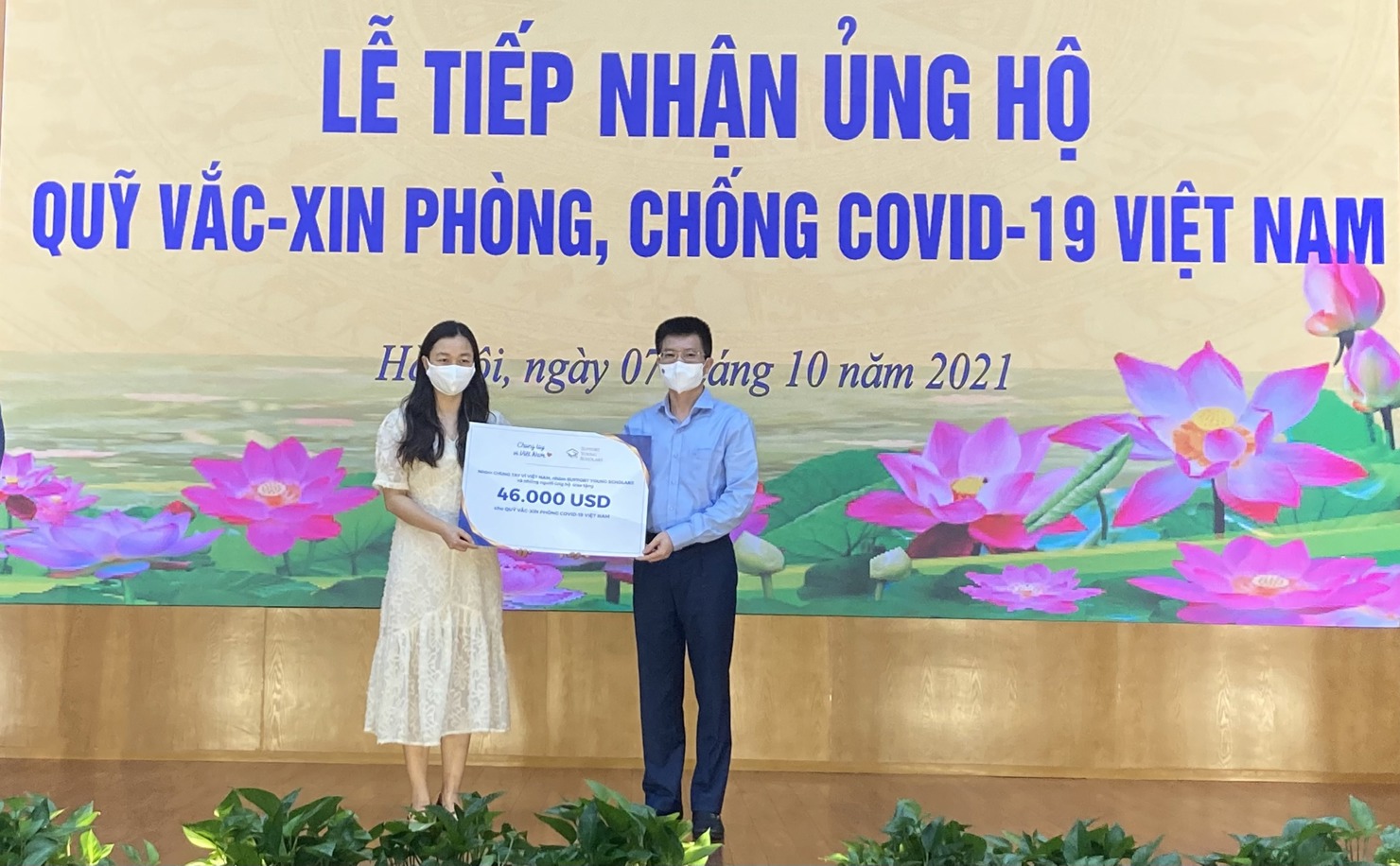 Đại diện Ban Quản l&yacute; Quỹ vắc xin ph&ograve;ng COVID-19 tiếp nhận 46.000 USD hỗ trợ Quỹ của Nh&oacute;m Chung tay v&igrave; Việt Nam v&agrave; Support Young Scholars.