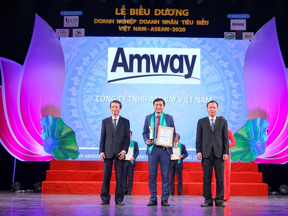 Đại diện Amway Việt Nam vinh dự nhận giải thưởng Doanh nghiệp tiêu biểu Việt Nam - ASEAN 2020