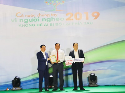 Thành viên HĐTV, Tổng Giám đốc Agribank Tiết Văn Thành (giữa) trao ủng hộ 2,5 tỷ đồng cho hoạt động an sinh xã hội và Quỹ Vì người nghèo và nhận kỷ niệm chương doanh nghiệp có nhiều đóng góp đối với Chương trình