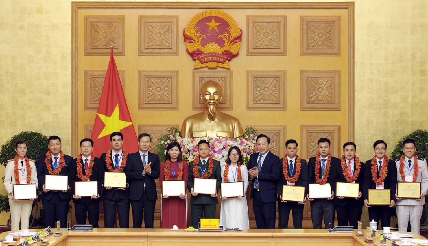 Đồng chí Vũ Nguyệt Vân - công chức KBNN (trang phục áo dài trắng) nhận Giải thưởng Cán bộ, công chức, viên chức trẻ giỏi toàn quốc năm 2020.
