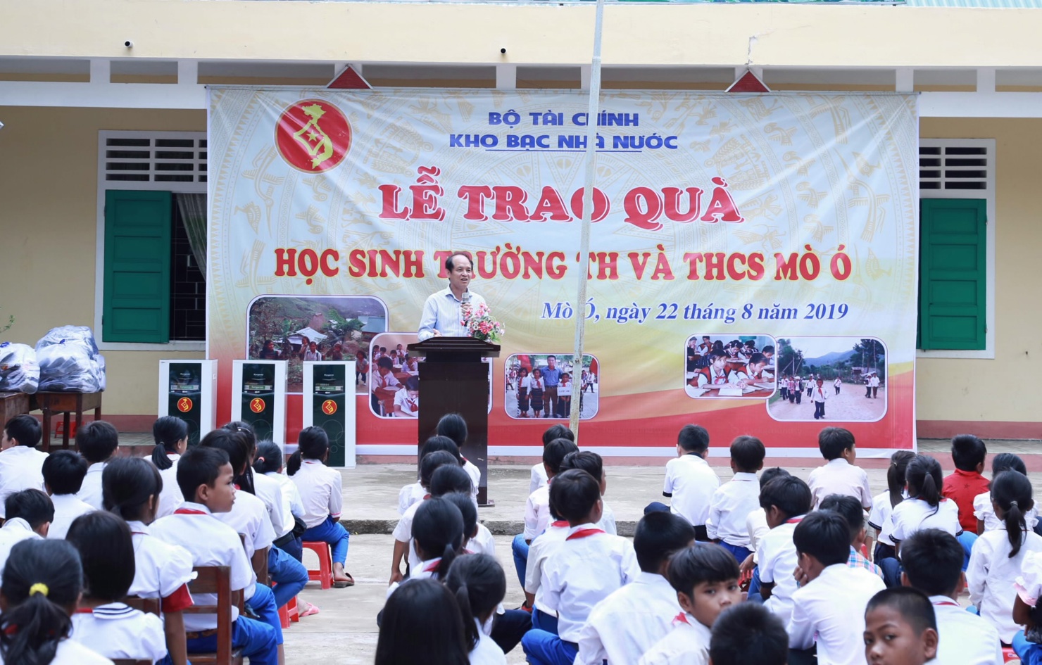 Ông Nguyễn Việt Hồng, Phó Bí thư Đảng ủy, Phó Tổng Giám đốc KBNN chia sẻ, động viên thầy và trò Trường Tiểu học và THCS Mò Ó 