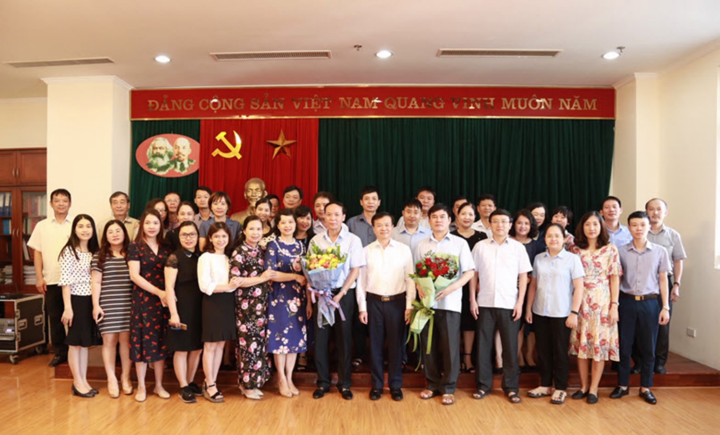 Phó Tổng Giám đốc KBNN Nguyễn Quang Vinh chúc mừng và chụp ảnh lưu niệm cùng tập thể cán bộ công chức 2 đơn vị Kho quỹ và Thanh tra - Kiểm tra