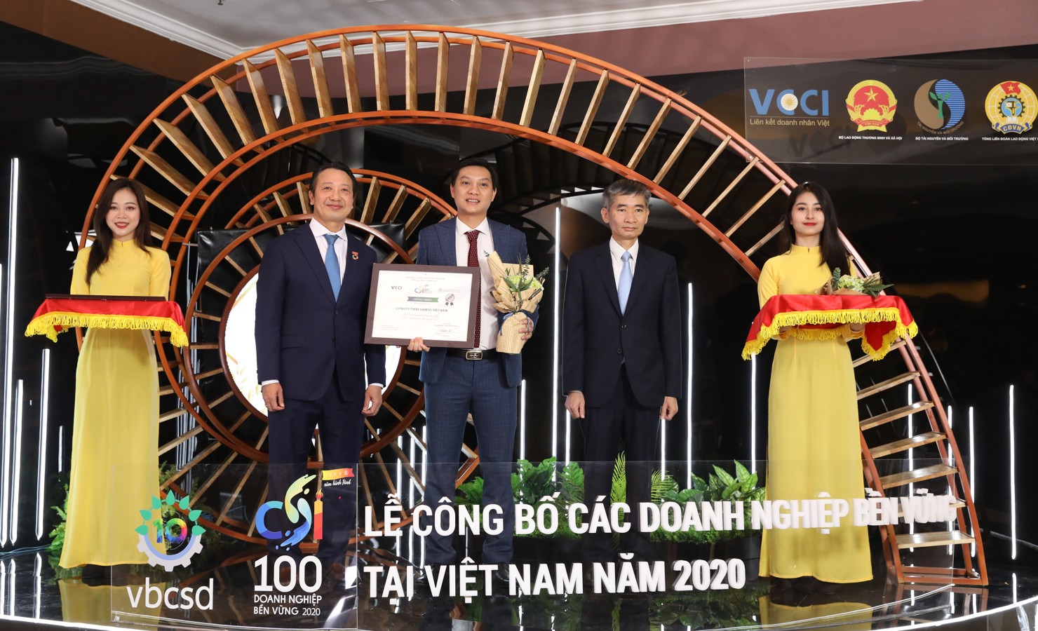 Đại diện Amway Việt Nam vinh dự đón nhận danh hiệu doanh nghiệp phát triển bền vững hàng đầu Việt Nam năm 2020.