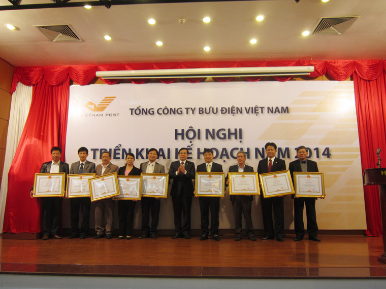 Bộ trưởng Nguyễn Bắc Son trao Bằng khen của Thủ tướng Chính phủ cho 9 tập thể trực thuộc VietnamPost.
(Ảnh: VNPost)