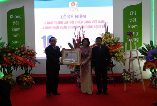 Bà Phan Thị Mỹ Linh, Thứ trưởng Bộ Xây dựng trao Huân chương Lao động hạng Ba cho Hội Chiếu sáng Việt Nam. Nguồn: Quang Hậu.