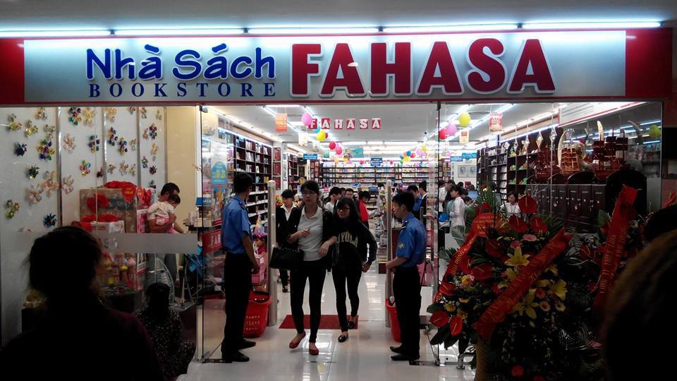 Nhà sách FAHASA Đống Đa có diện tích gần 500 m² được trang bị thiết bị hiện đại. Nguồn: Nhật Hà.