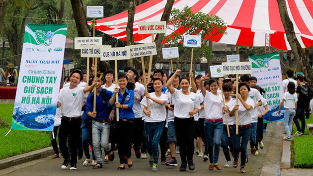 Đông đảo học sinh, sinh viên tham gia vẽ tranh về môi trường hồ. Nguồn:internet.