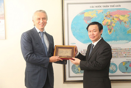 Thứ trưởng Bộ Năng lượng CHLB Nga tặng quà lưu niệm cho ông Vương Đình Huệ - Trưởng Ban Kinh tế Trung ương 