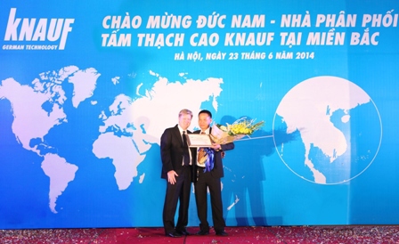 Ông David Victor Thomas, Tổng Giám đốc Knauf Việt Nam, trao giấy chứng nhận nhà phân phối tấm thạch cao Knauf tại miền Bắc cho Công ty TNHH Xây dựng & Thương mại Đức Nam. Nguồn: T.H
