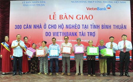 Đại diện các hộ gia đình nhận quà tặng từ VietinBank. Nguồn: Vietinbank.