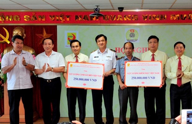 Đại diện CIENCO 4 trao quà ủng hộ lực lượng Cảnh sát biển và Kiểm ngư Việt Nam. Nguồn: V.K