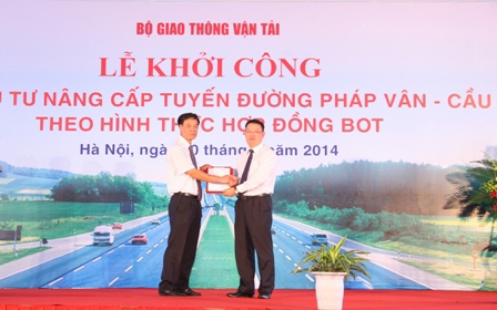 Phó Tổng Giám đốc VietinBank Trần Minh Bình trao thỏa thuận tài trợ vốn cho Liên danh nhà đầu tư. Nguồn: N.Tram