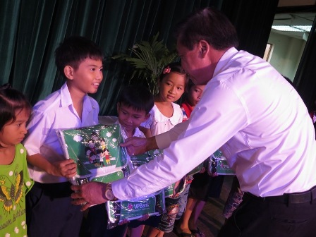 Ông Nguyễn Quang Sáng, Giám đốc chi nhánh VPBank Long An trao cặp cho các  em học sinh có mặt tại buổi lễ. Nguồn: T.Hương