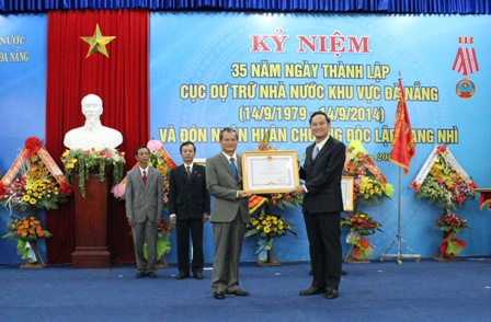 Thừa ủy quyền của Chủ tịch nước, Thứ trưởng Bộ Tài chính Nguyễn Hữu Chí trao tặng Huân chương Độc lập hạng Nhì cho tập thể Cục DTNN khu vực Đà Nẵng. Nguồn: Hồng Sâm.