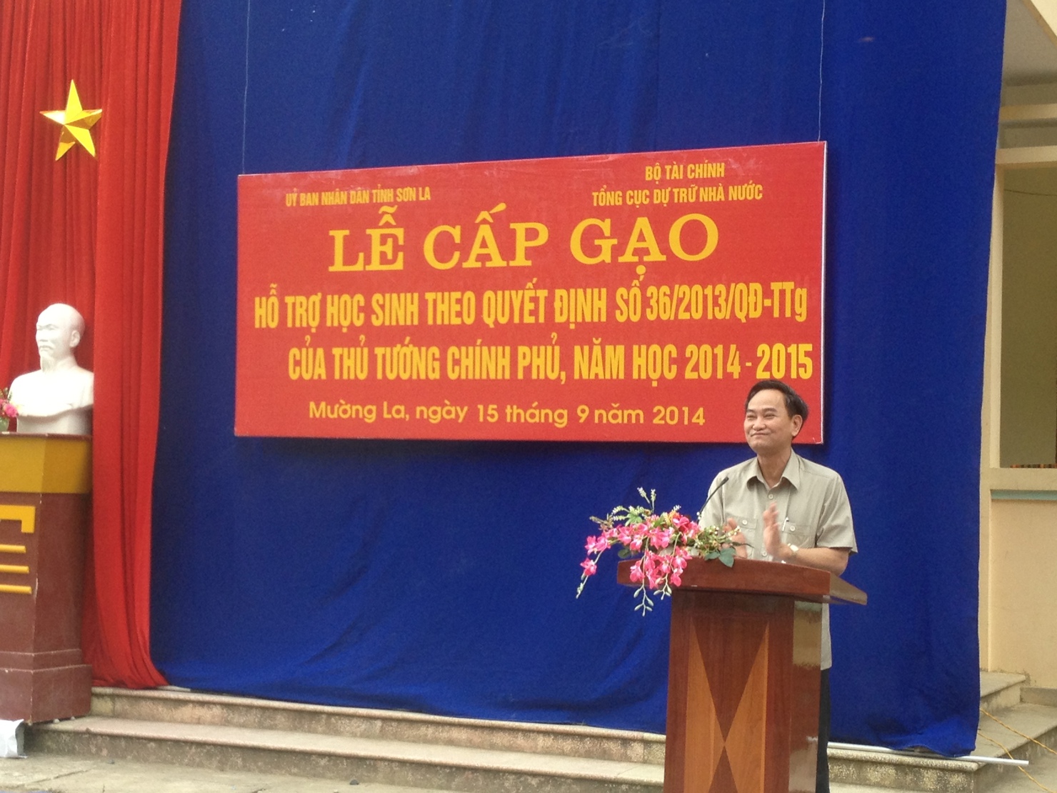 Thứ trưởng Bộ Tài chính Nguyễn Hữu Chí phát biểu chỉ đạo tại buổi Lễ giao gạo cho các em học sinh của trường THCS bán trú Nậm Păm - Mường La - Sơn La. Nguồn: HS.