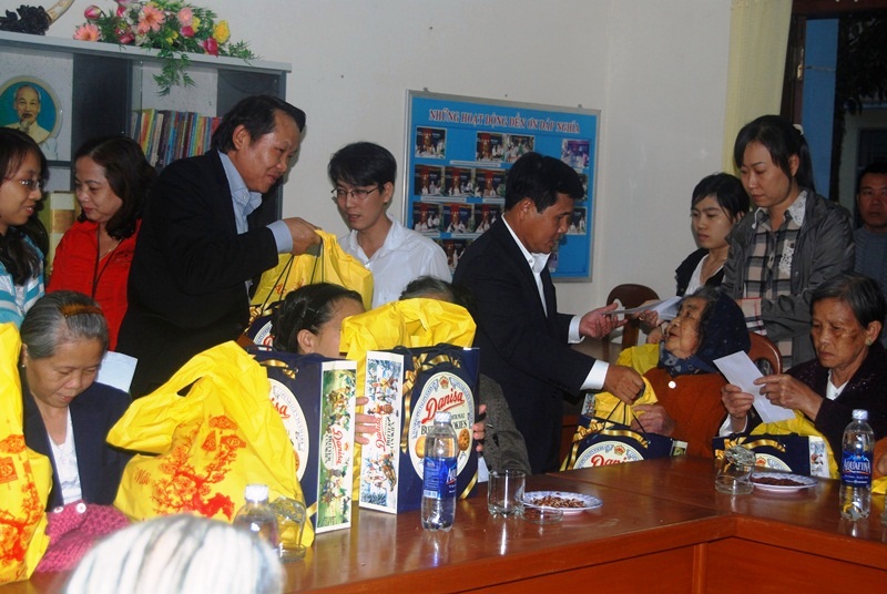 Ông Thân Hóa (phía bên phải) cùng Phó Chủ nhiệm Văn phòng Quốc hội Thân Đức Nam (phía bên trái) nhân dịp tặng quà, hăm hỏi các bà mẹ Việt Nam Anh Hùng. Nguồn: HS.