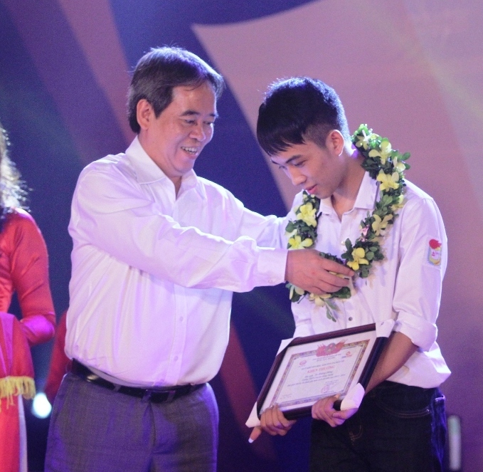 Thống đốc Nguyễn Văn Bình trao phần thưởng cho đại diện học sinh đạt thành tích xuất sắc. Nguồn: LienVietPostBank.