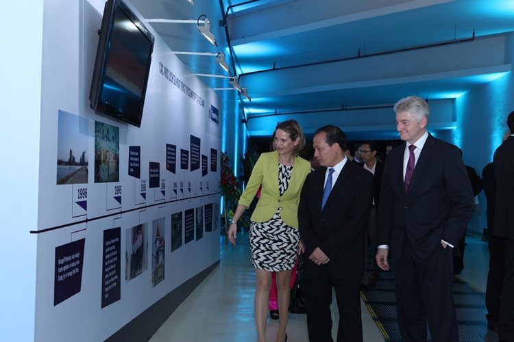 Thứ trưởng Bộ Công thương tham quan triển lãm lịch sử 20 năm hoạt động của ThyssenKrup tại Việt Nam. Nguồn: Phạm Ngọc.