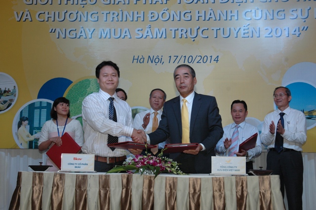 Bưu điện Việt Nam cùng một số đối tác ký kết các văn bản pháp lý về cung cấp dịch vụ, hợp tác tham gia “Ngày mua sắm trực tuyến 2014” và nghiên cứu phát triển các dịch vụ tham gia thương mại điện tử. Nguồn: Quốc Bảo.