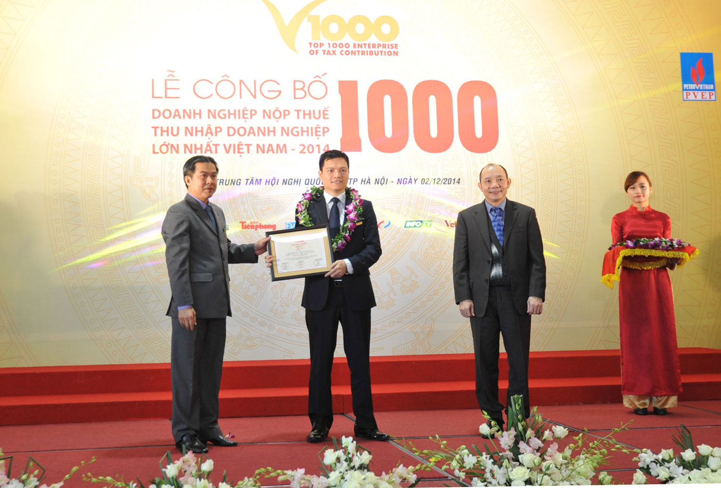 Phó Tổng Giám đốc VietinBank Phạm Huy Thông nhận chứng nhận V1000. Nguồn: VietinBank.