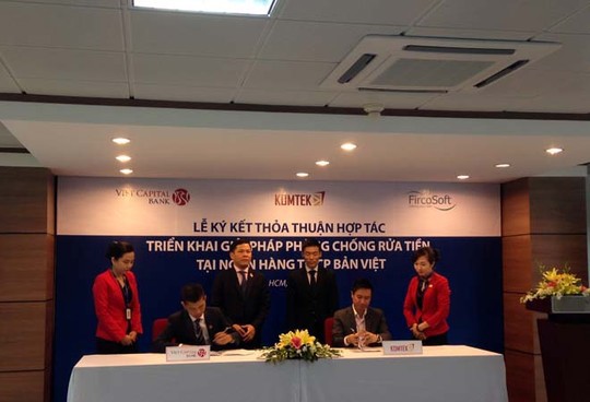 Đại diện Ngân hàng TMCP Bản Việt và Công ty cổ phần Komtek ký thỏa thuận triển khai giải pháp chống rửa tiền. Nguồn: internet