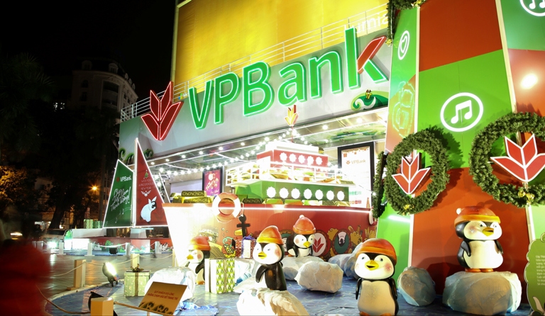 Thắp sáng Cây Thịnh Vượng VPBank với hàng ngàn quà tặng hấp dẫn. Nguồn: VPBank.