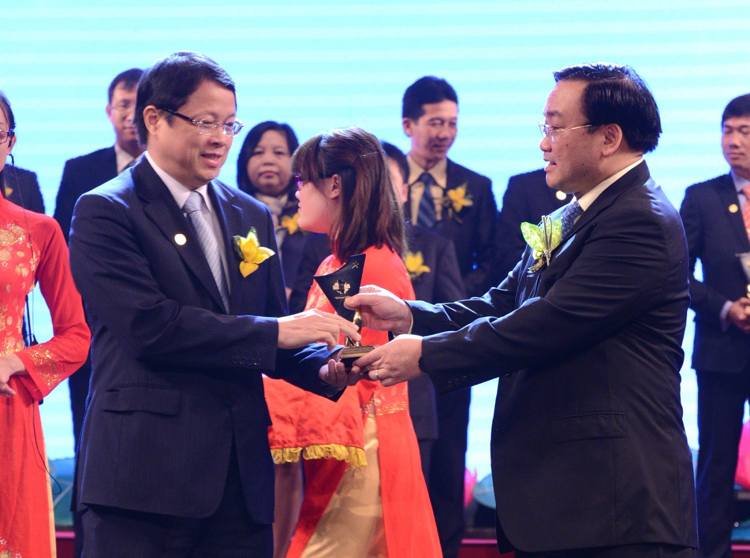 Phó Tổng Giám đốc VietinBank Nguyễn Văn Du  nhận giải thưởng Thương hiệu Quốc gia. Nguồn: VietinBank.