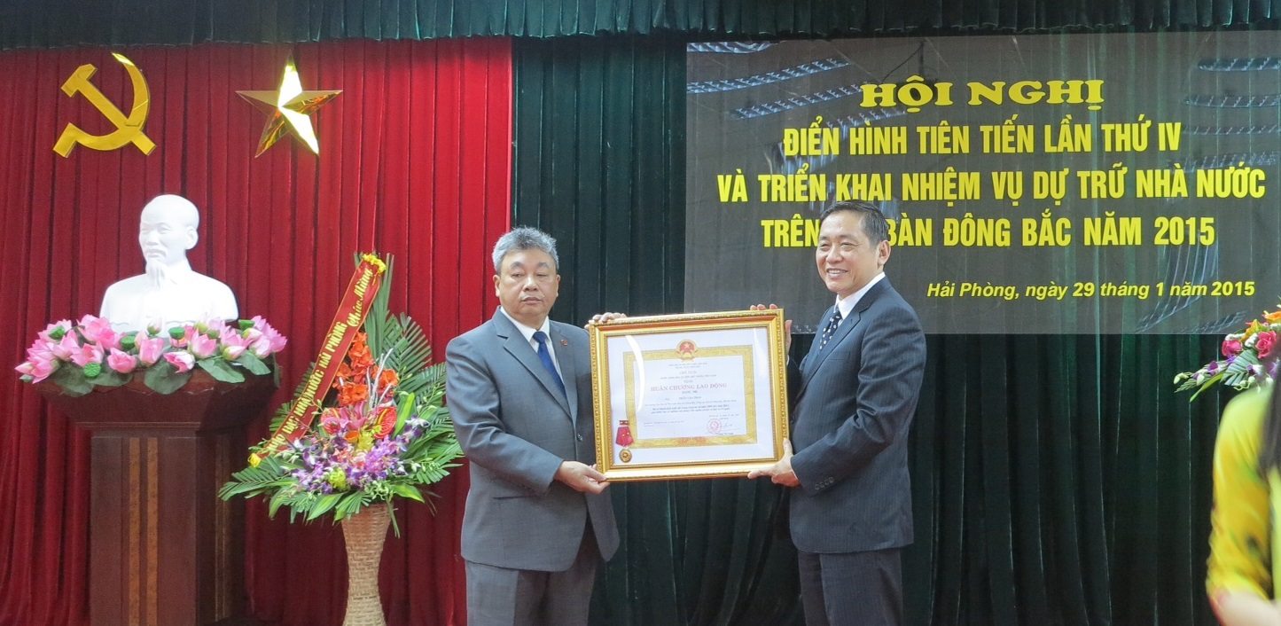 Thừa ủy quyền của Chủ tịch nước, Tổng cục trưởng Tổng cục DTNN Phạm Phan Dũng trao tặng Huân chương Lao động hạng Nhì cho ông Trần Văn Thao, cục trưởng Cục DTNN khu vực Đông Bắc. Nguồn: H.S