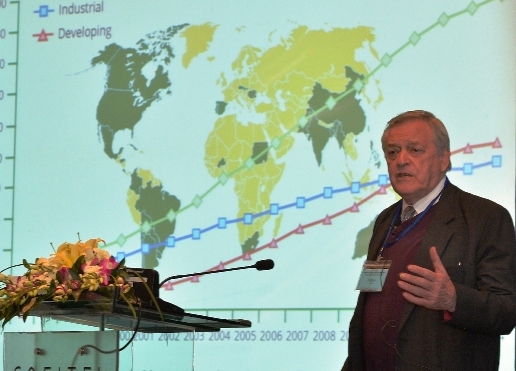 TS. Clive James, Chủ tịch danh dự của ISAAA trình bày về triển vọng toàn cầu cây trồng biến đổi gen tại hội thảo.