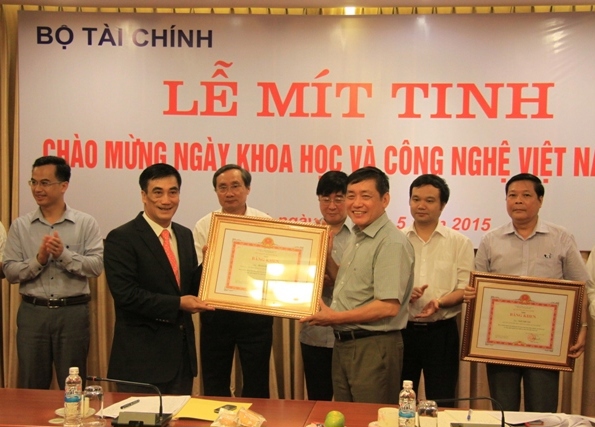 Thay mặt lãnh đạo Bộ, Thứ trưởng Bộ Tài chính Trần Xuân Hà trao Bằng khen Bộ trưởng Bộ Tài chính cho các thành viên trong Hội đồng KH&CN ngành Tài chính nhiệm kỳ 2010-2013 đã có thành tích xuất sắc trong công tác nghiên cứu khoa học giai đoạn 2010-2014