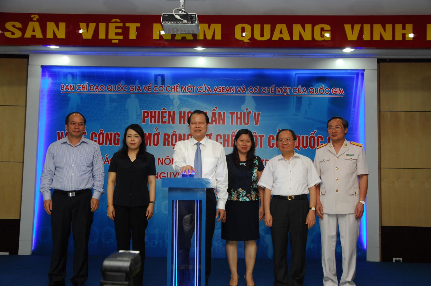 Phó Thủ tướng Vũ Văn Ninh nhấn nút công bố mở rộng cơ chế một cửa quốc gia với 3 Bộ Y tế, Tài nguyên và Môi trường, Phát triển và Nông thôn. 