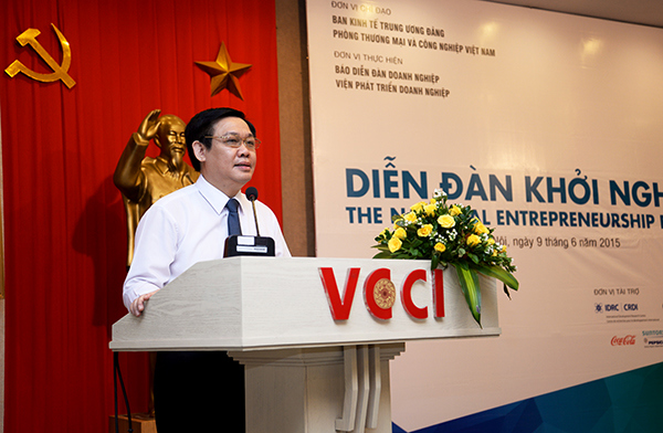 GS.TS Vương Đình Huệ, Ủy viên Trung ương Đảng, Trưởng Ban Kinh tế Trung ương phát biểu tại Diễn đàn.