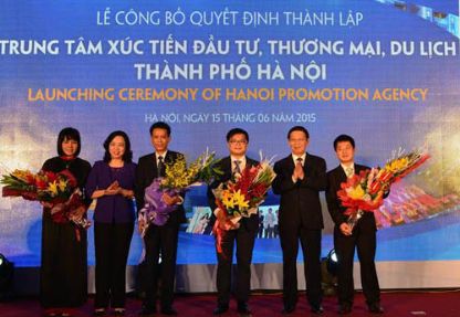 Chủ tịch UBND TP Nguyễn Thế Thảo trao quyết định và chúc mừng lãnh đạo Trung tâm HITTPC.
