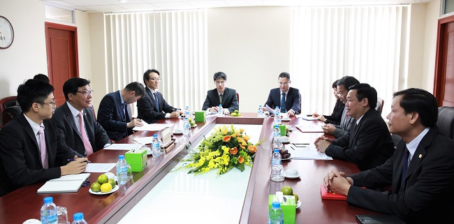 Đồng chí Vương Đình Huệ, Ủy viên Trung ương Đảng, Trưởng Ban Kinh tế Trung ương tiếp và làm việc với ông Joo Hyung Hwan, Thứ trưởng Bộ Chiến lược và Tài chính Hàn Quốc.