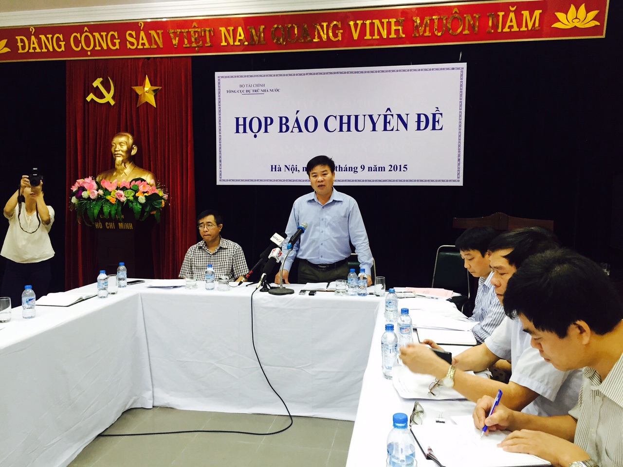 Ông Lê Văn Thời - Phó Tổng cục trưởng Tổng cục DTNN trao đổi với báo chí tại buổi họp báo ngày 25/9/2015.