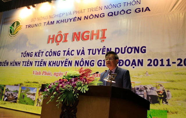 Giám đốc Trung tâm Khuyến nông Quốc gia- TS.Phan Huy Thông báo cáo và phát biểu tại Hội nghị.