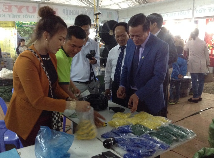 TS. Phan Huy Thông – Giám đốc Trung tâm Khuyến nông Quốc gia tham quan các gian hàng tại Hội chợ triển lãm Nông nghiệp - Thương mại vùng Tây Nguyên.