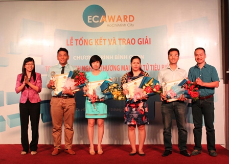 Chị Nguyễn Thị Thu Hương – Giám đốc chi nhánh Hồ Chí Minh của Công ty CP Công nghệ DKT lên nhận giải thưởng (thứ 3 từ trái sang phải).