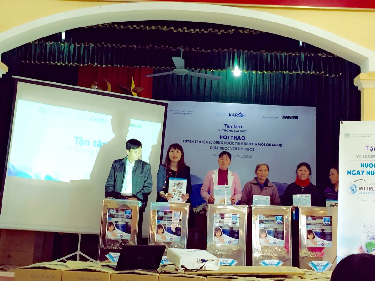 Đại diện của Công ty Cổ phần Karofi Việt Nam trao tặng máy lọc nước cho các hộ gia đình có hoàn cảnh khó khăn của xã Đại An (huyện Vụ Bản, Nam Định).