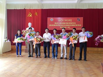 Đ/c Nguyễn Mạnh Hồng – Giám đốc Agribank Yên Bái trao giấy khen cho các tập thể trực thuộc Hội nông dân và các tổ vay vốn