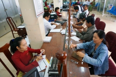 Khách hàng đến Agribank chi nhánh huyện U Minh để làm thủ tục cơ cấu lại nợ và vay mới khôi phục sản xuất.