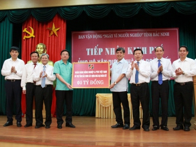 Ông Trịnh Ngọc Khánh - Chủ tịch HĐTV Agribank (bên phải) trao biểu trưng tài trợ 5 tỷ đồng  xây dựng Nhà đại đoàn kết tỉnh Bắc Ninh.