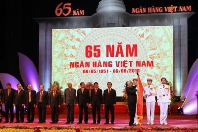 Thủ tướng Chính phủ Nguyễn Xuân Phúc thay mặt Đảng và Nhà nước tặng thưởng Huân chương Hồ Chí Minh lần thứ III cho Ngân hàng Nhà nước Việt Nam.